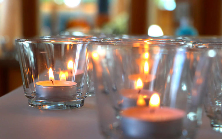 Eventbestattung - Trauerfeier mit Kerzen