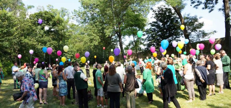 Eventbestattung - Beisetzung der Urne und Abschied mit Ballons